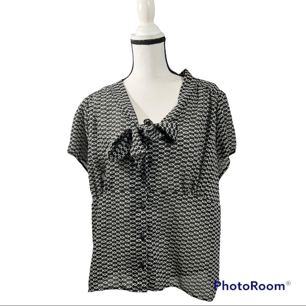 Torrid size 2 black & white short sleeve button up blouse with tie front
